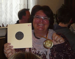 Kerstin mit Medallie und Siegerscheibe