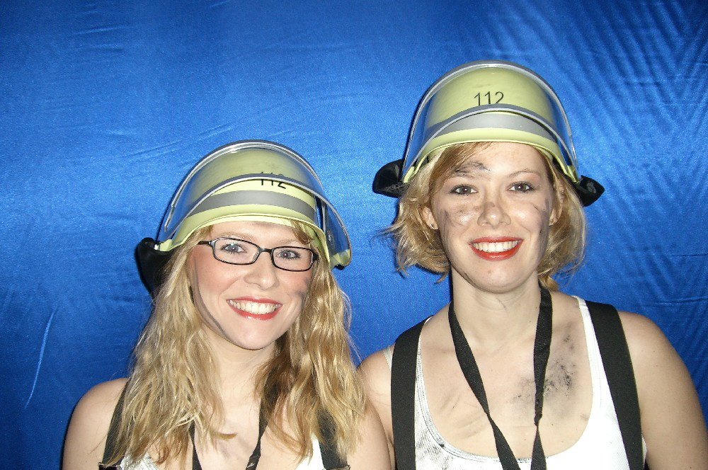 1 Zwei Feuerwehrfrauen