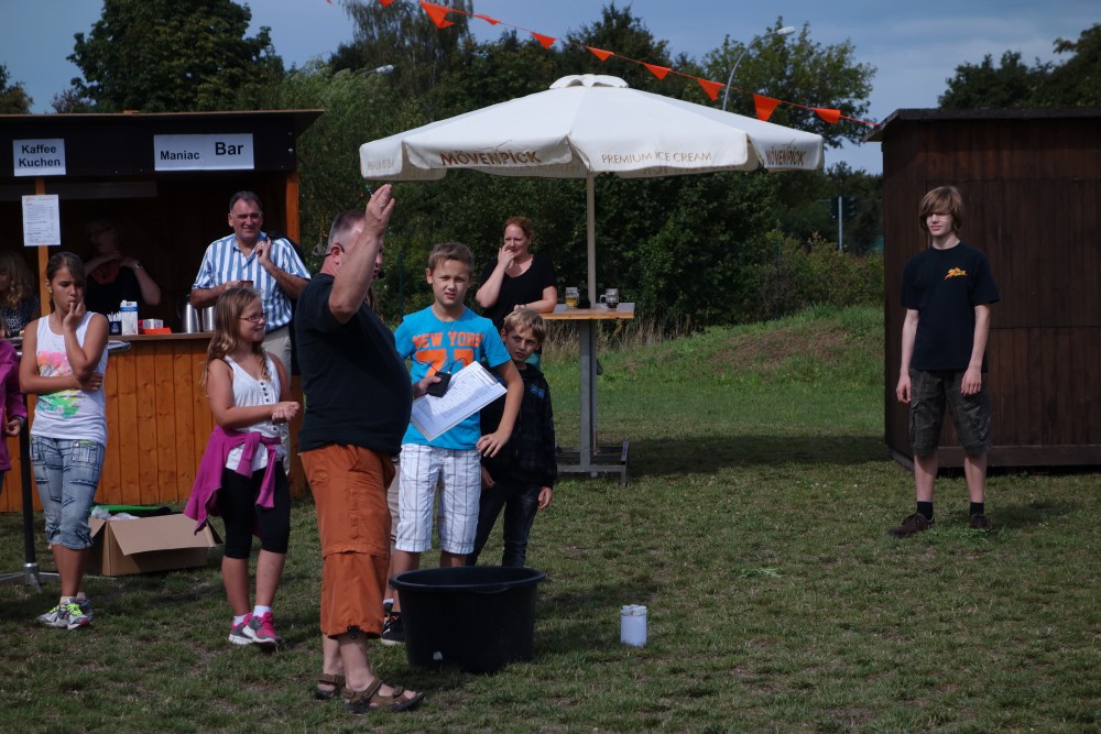 002 Die Mannschaften hren zu