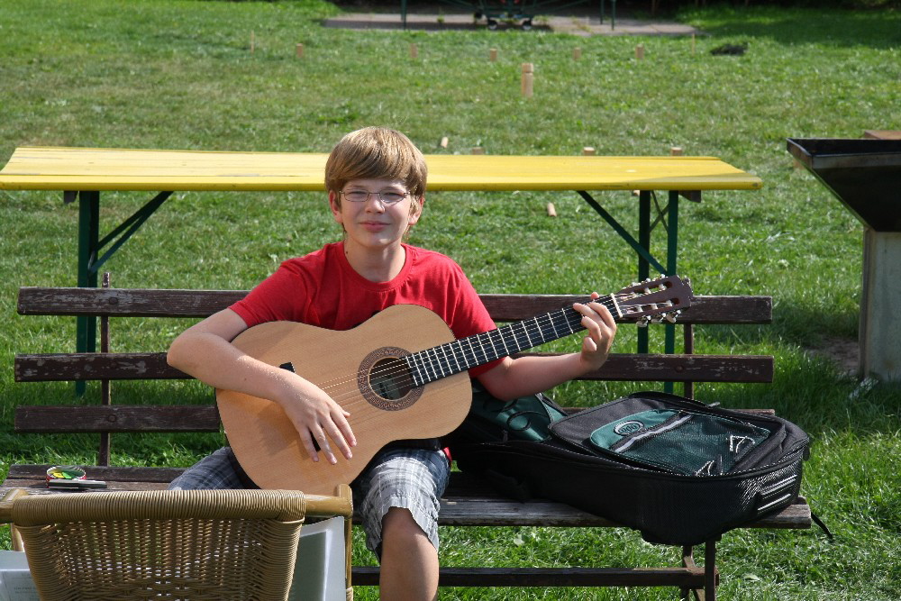 008 Basti mit Gitarre