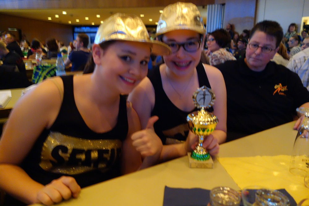 008 Crazys mit Pokal