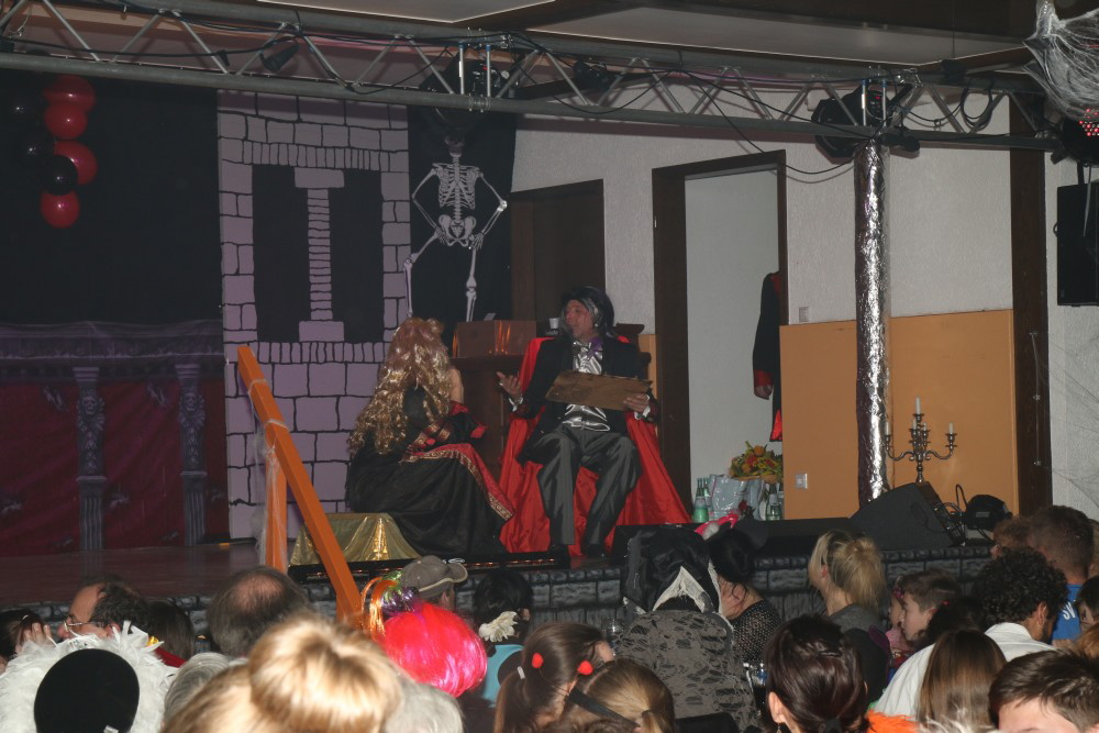 012 Der Graf begrt die Gste