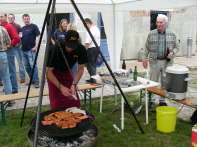 2 Der Grill wird gefllt