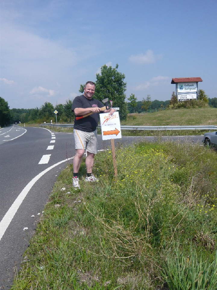2 Schild aufstellen