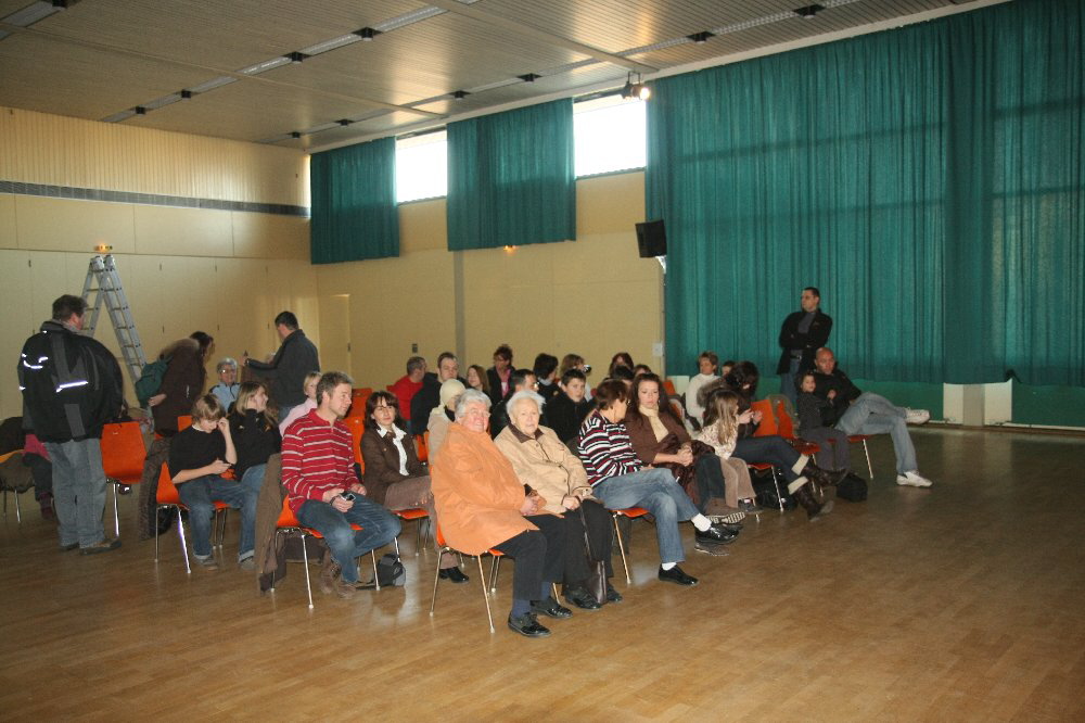 3 So langsam fllt sich der Saal