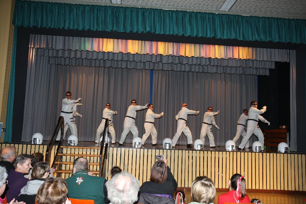 064 Dancing Maniacs