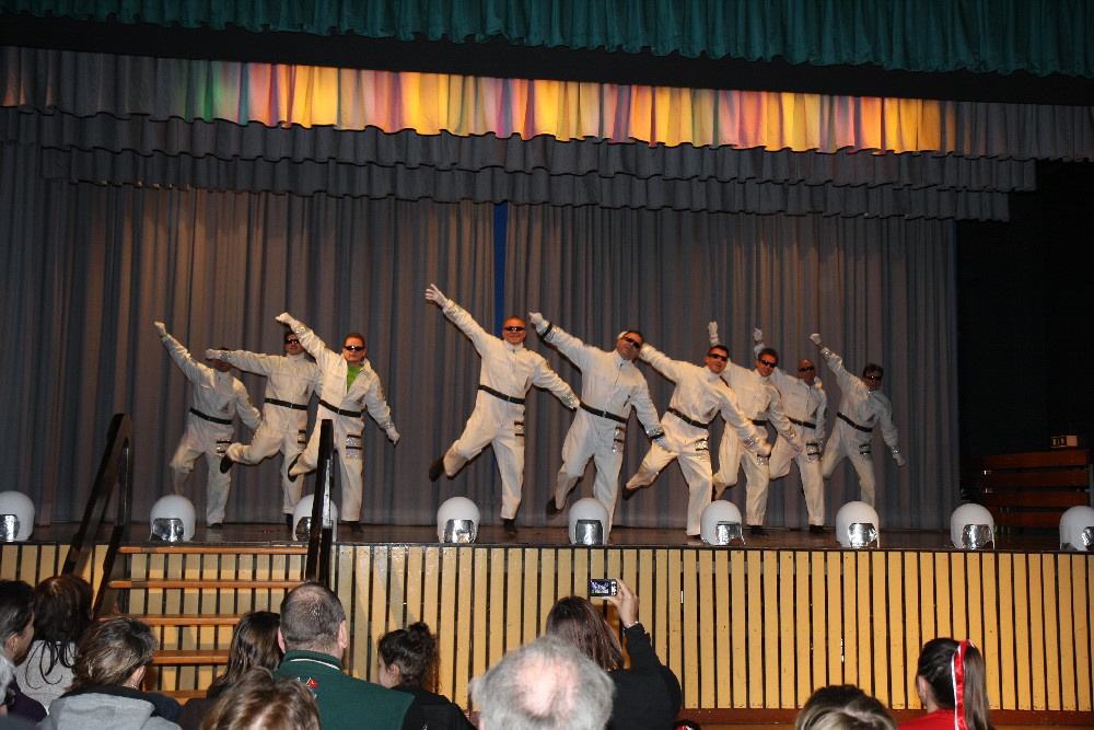 075 Dancing Maniacs