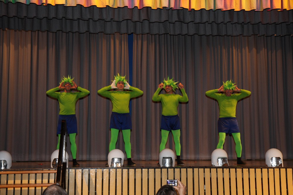 077 Dancing Maniacs