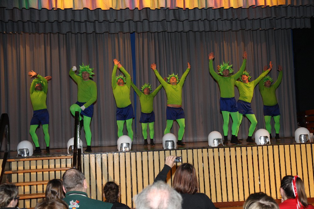 083 Dancing Maniacs