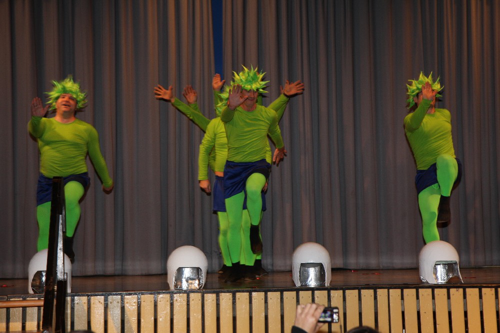 089 Dancing Maniacs