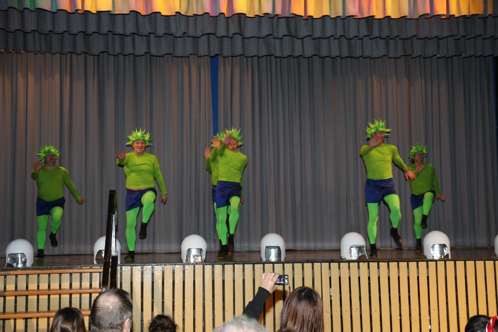 090 Dancing Maniacs