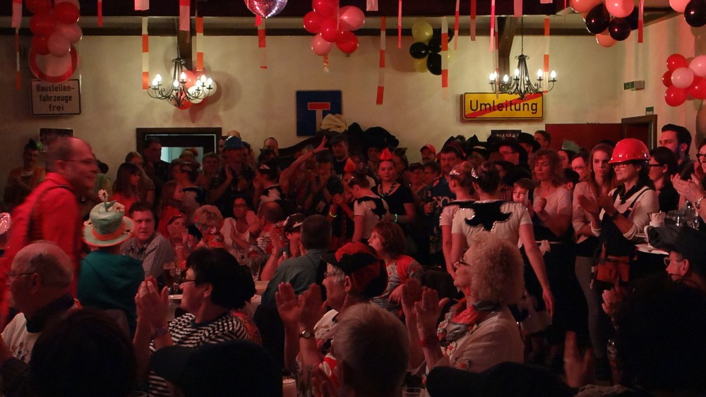 090 Der Saal gut gefllt