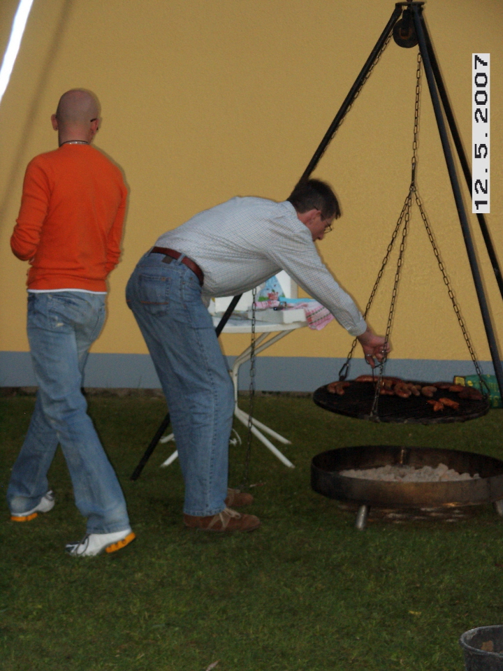 11 Axel L und Markus am Grill