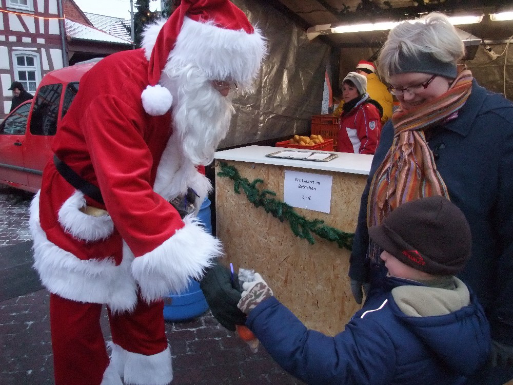 13 Der Nikolaus beschenkt