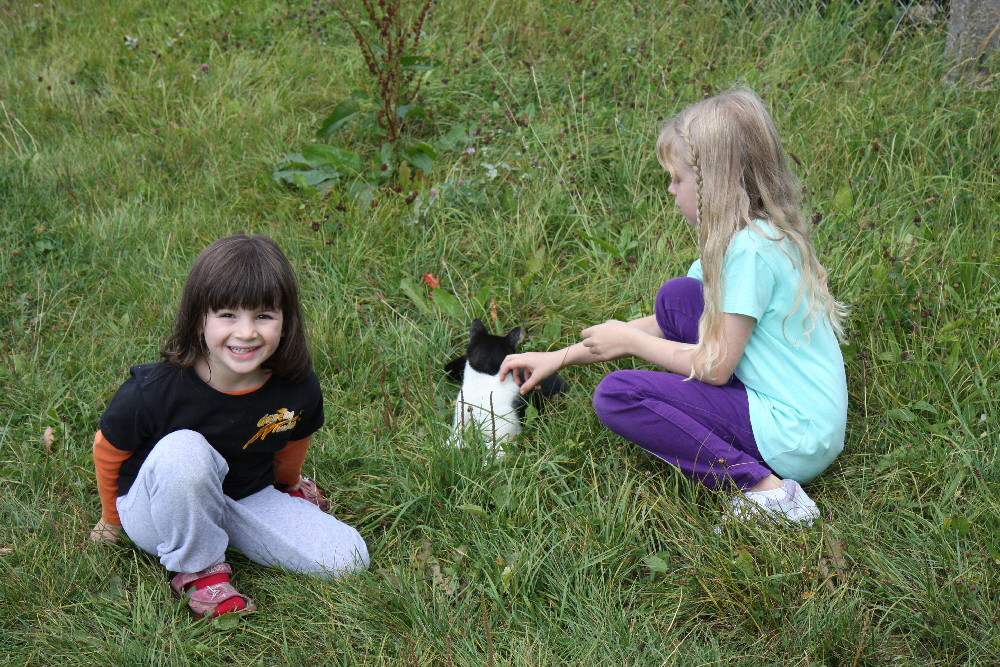 14 Johanna und Sandra mit Katze