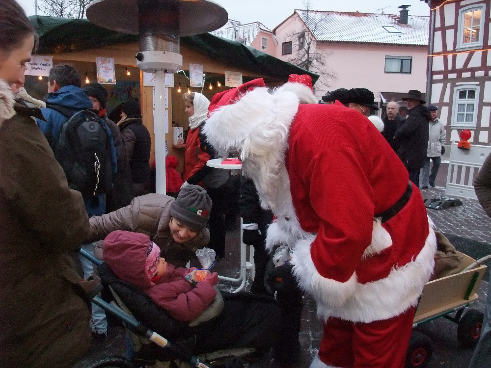 14 Der Nikolaus beschenkt
