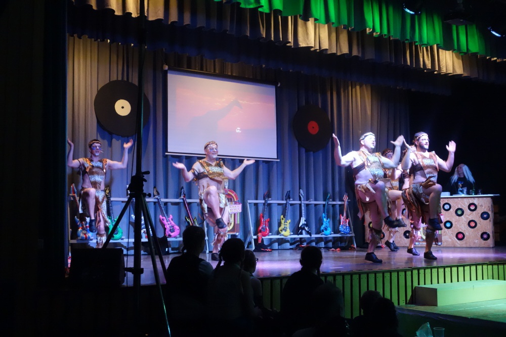 152 Dancing Maniacs