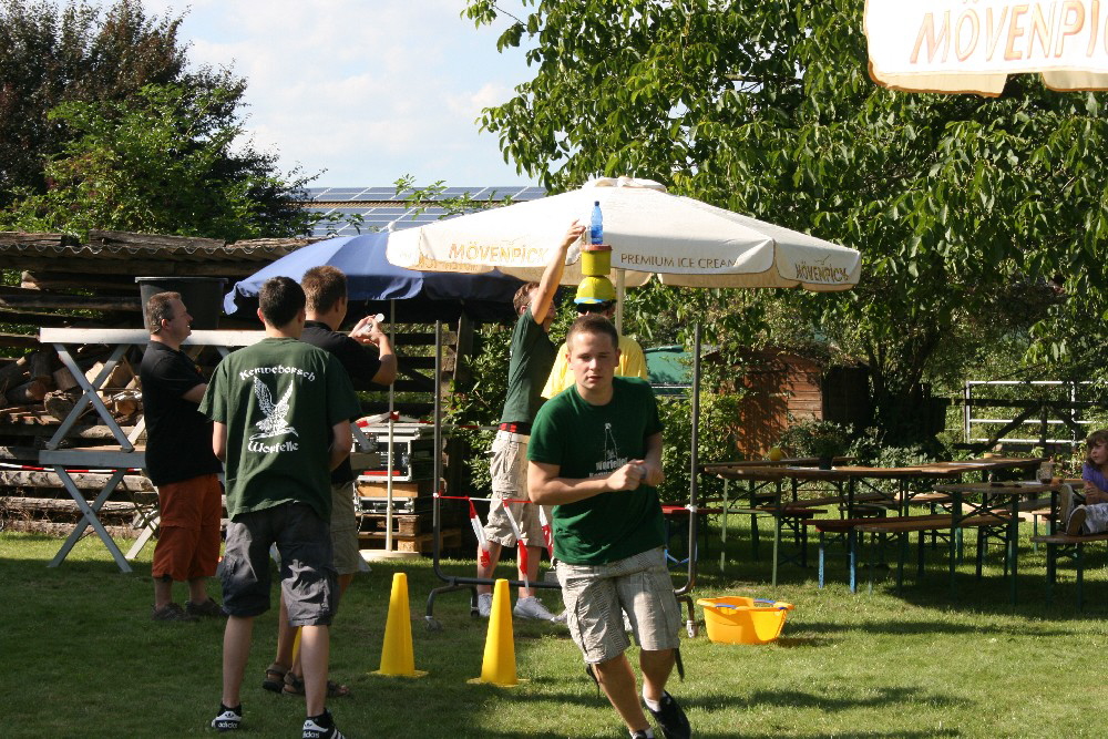 16 Die Kerweborsch beim Spritzen