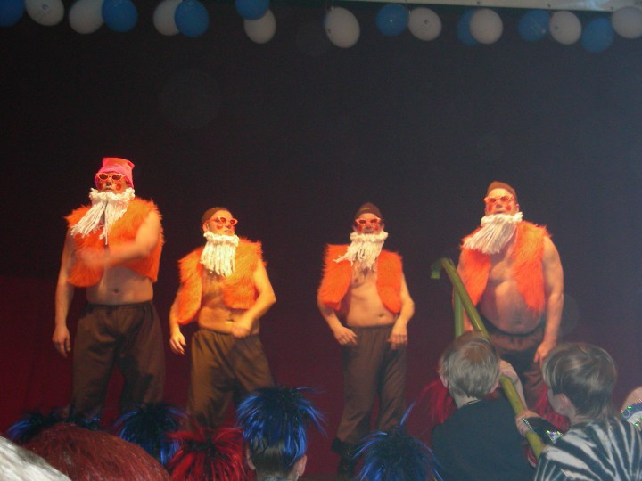 15 Zwerge maschieren