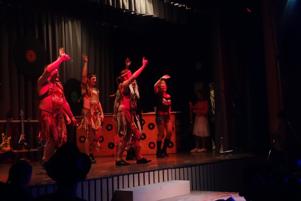 160 Dancing Maniacs