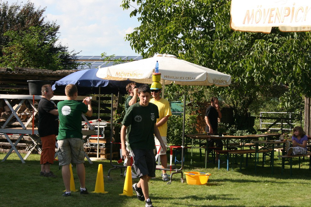 17 Die Kerweborsch beim Spritzen