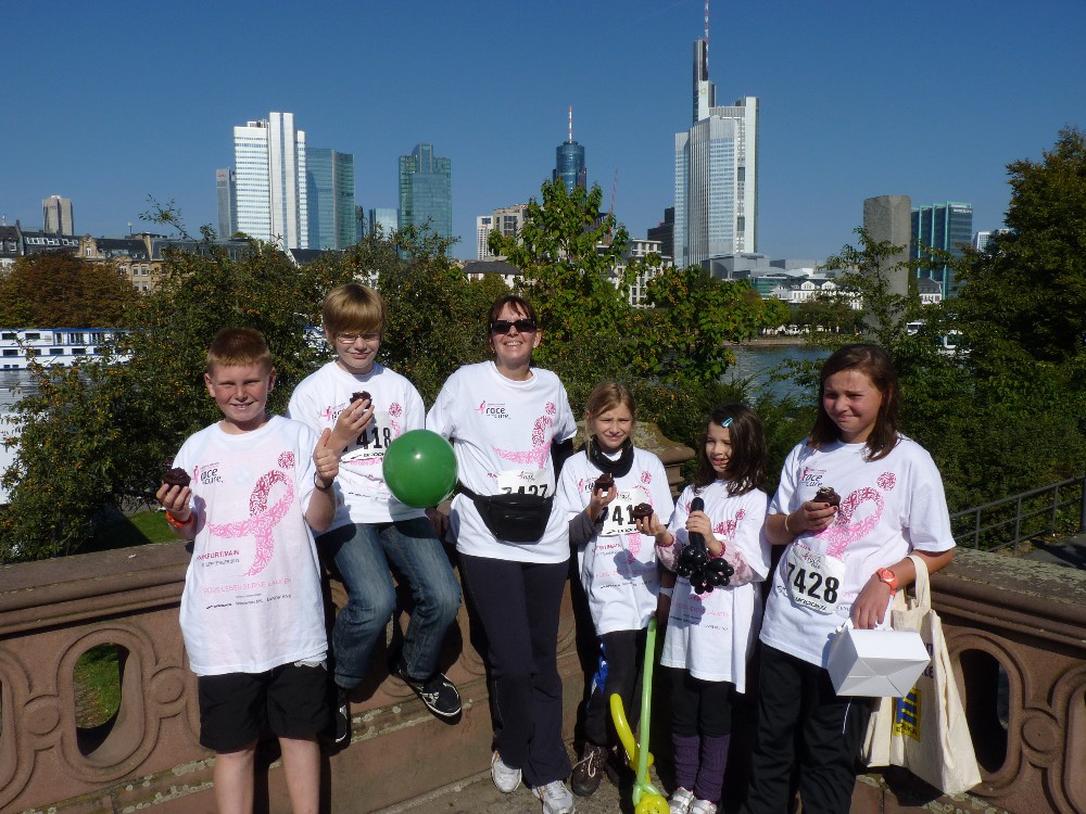 16 Gruppenphoto mit den Kindern
