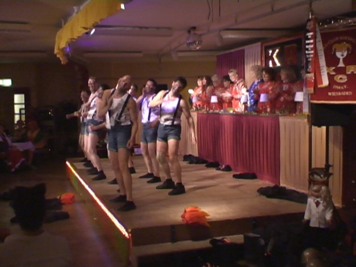 9 Mnner baggern wie blde