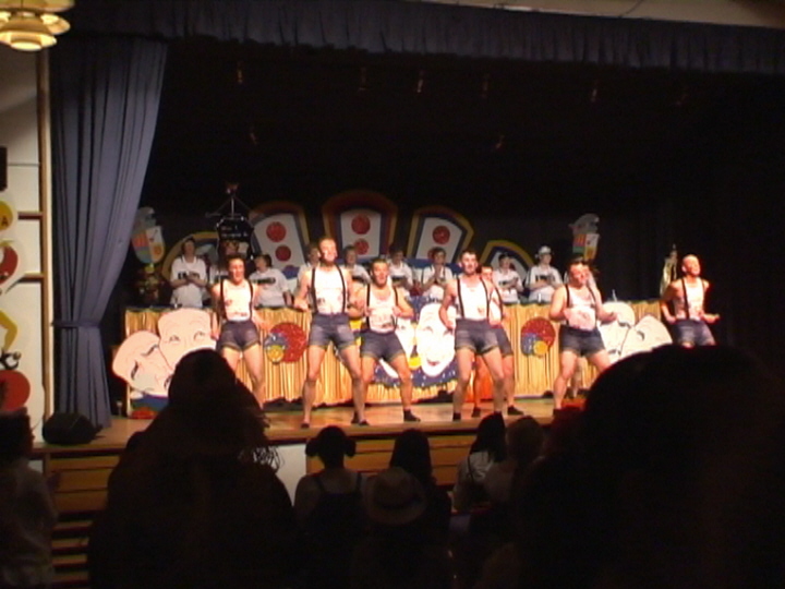 24 Mnner baggern wie blde