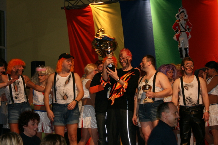 8 Der Wanderpokal ist uns