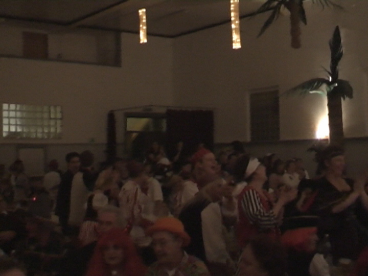 13 Der Saal steht