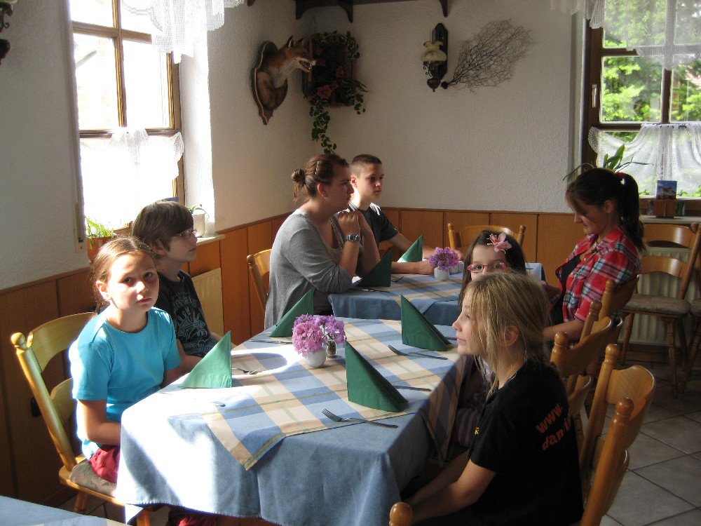 32 Mittagessen Kindertisch