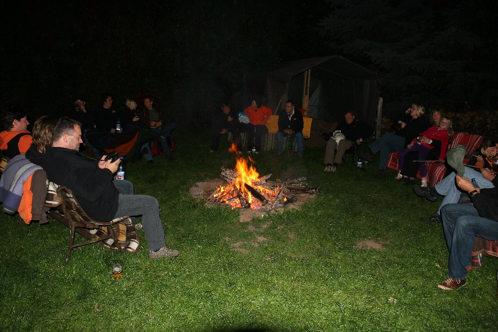 33 Die Maniacs am Feuer