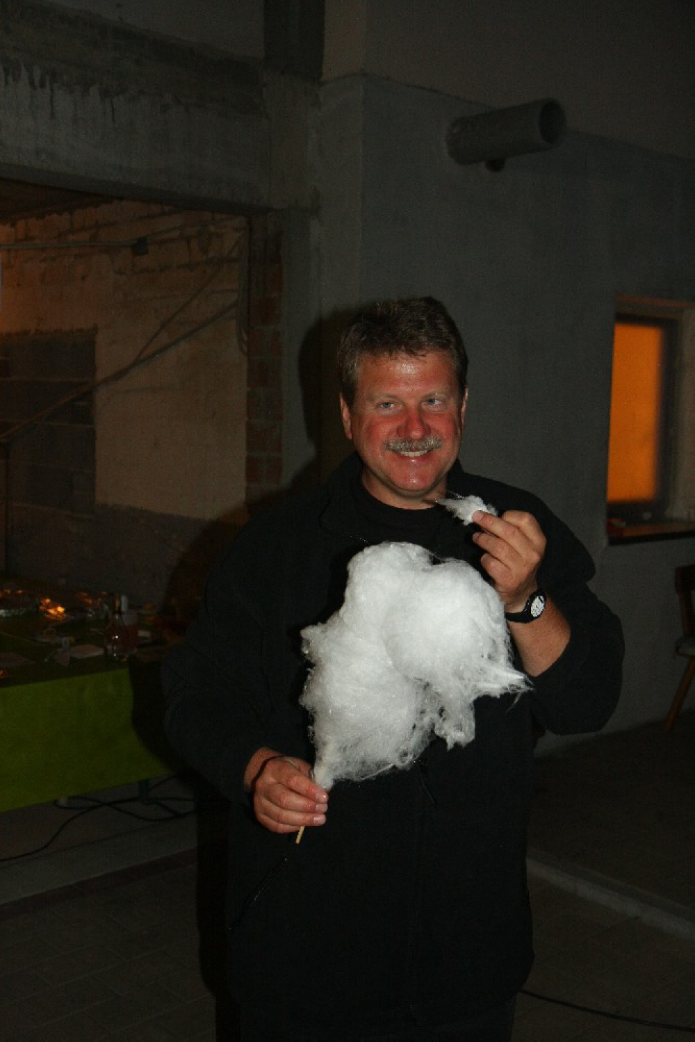 59 Rdiger isst Zuckerwatte