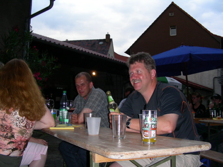 6 Die Fans in Reihe 1 rechts