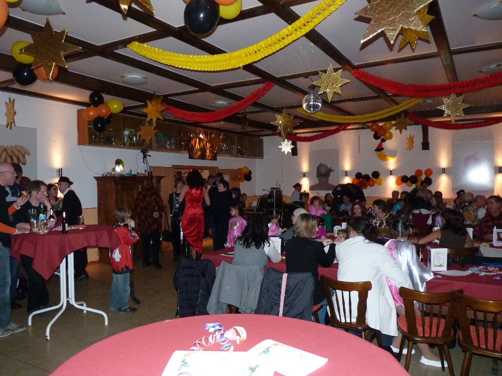 1 Langsam f�llt sich der Saal